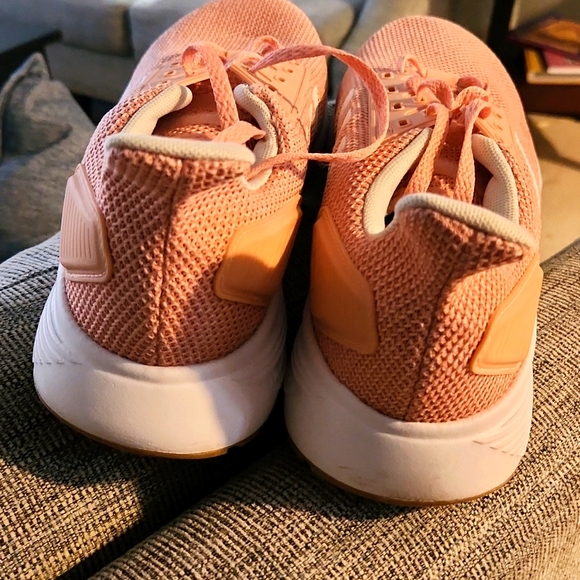 Athletic shoes - Picture 3 of 6